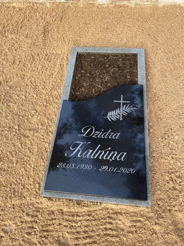 4. Granīta daļēji slēgtā kapu apmale